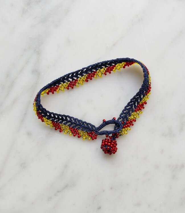 Boho kant armbandje – handgemaakt - Stripes donkerblauw & rode/gele kraaltjes