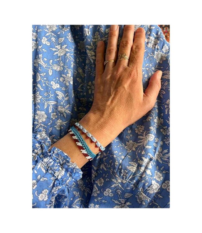 Boho kant armbandje – handgemaakt - Stripes donkerblauw & rode kraaltjes