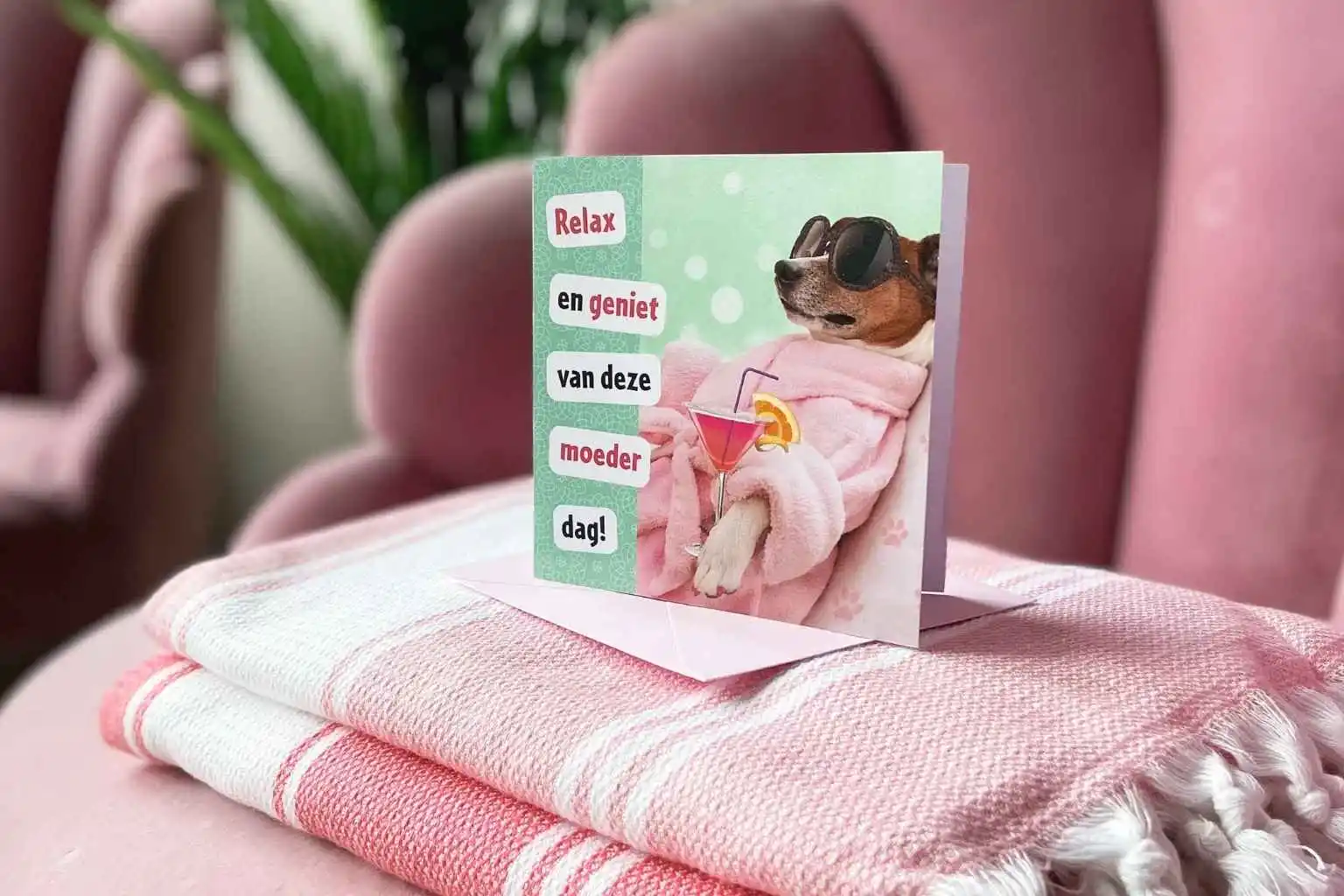 Moederdagcadeau met roze hamamdoek en kaartje in zachte sfeer