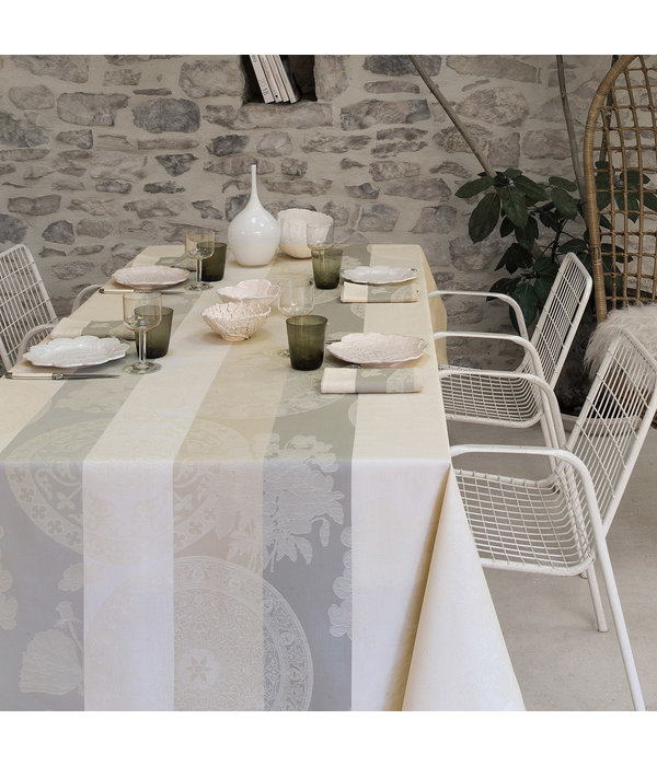 Le Jacquard Français gecoat tafellinnen Fleurs Gourmandes chalk