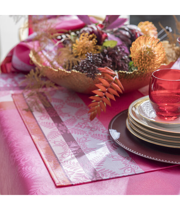 Le Jacquard Français Mumbai roze, gecoat tafellinnen pink