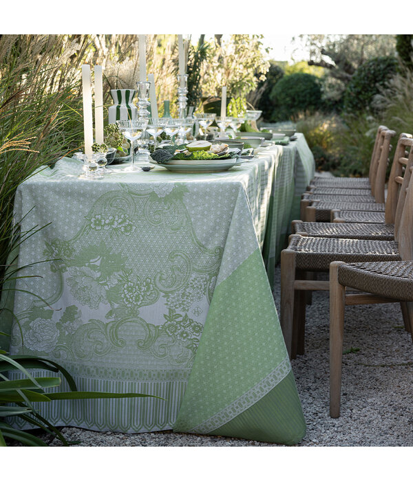 Le Jacquard Français tafellinnen Promenade Impériale green