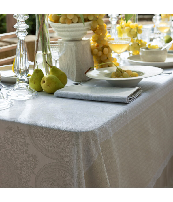 Le Jacquard Français tafellinnen Promenade Impériale grey