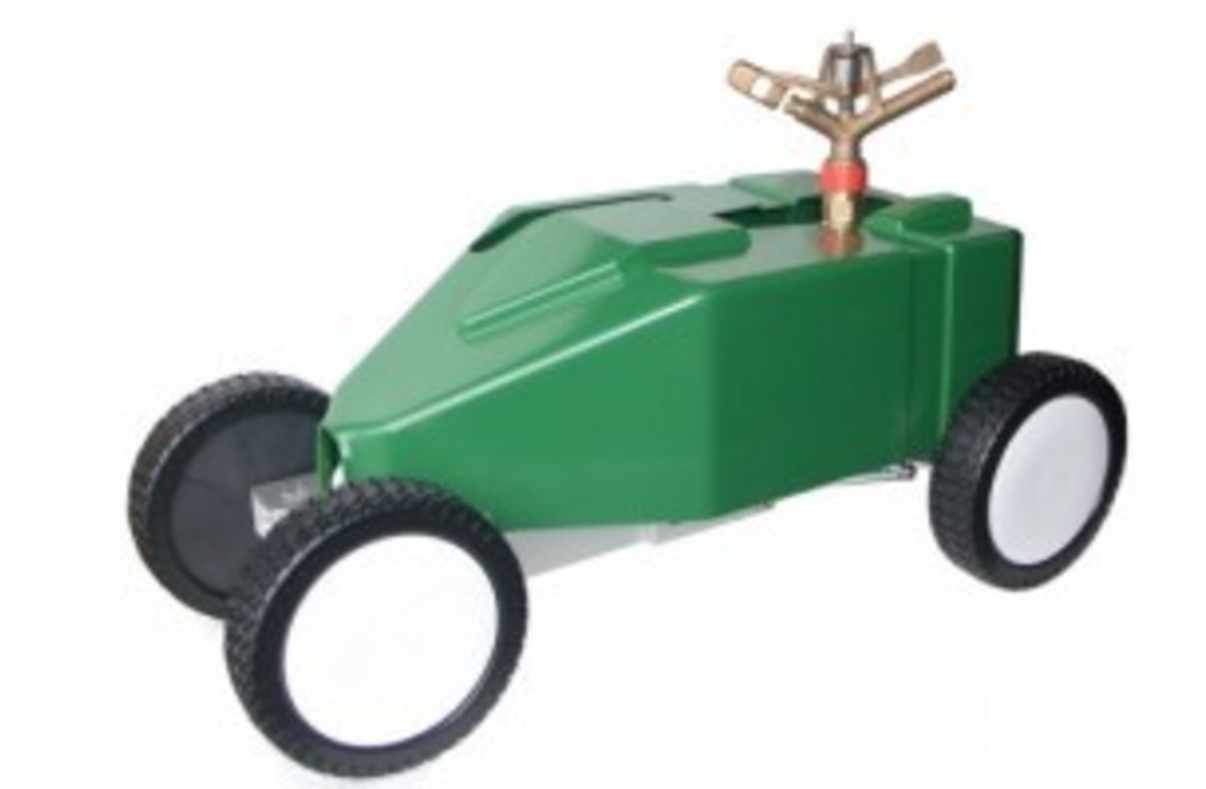 Chariot d'irrigation professionnel King pour terrains de football, comprenant tuyaux et accessoires.