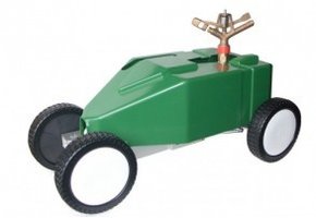 Chariot d'irrigation professionnel King pour terrains de football, comprenant tuyaux et accessoires.