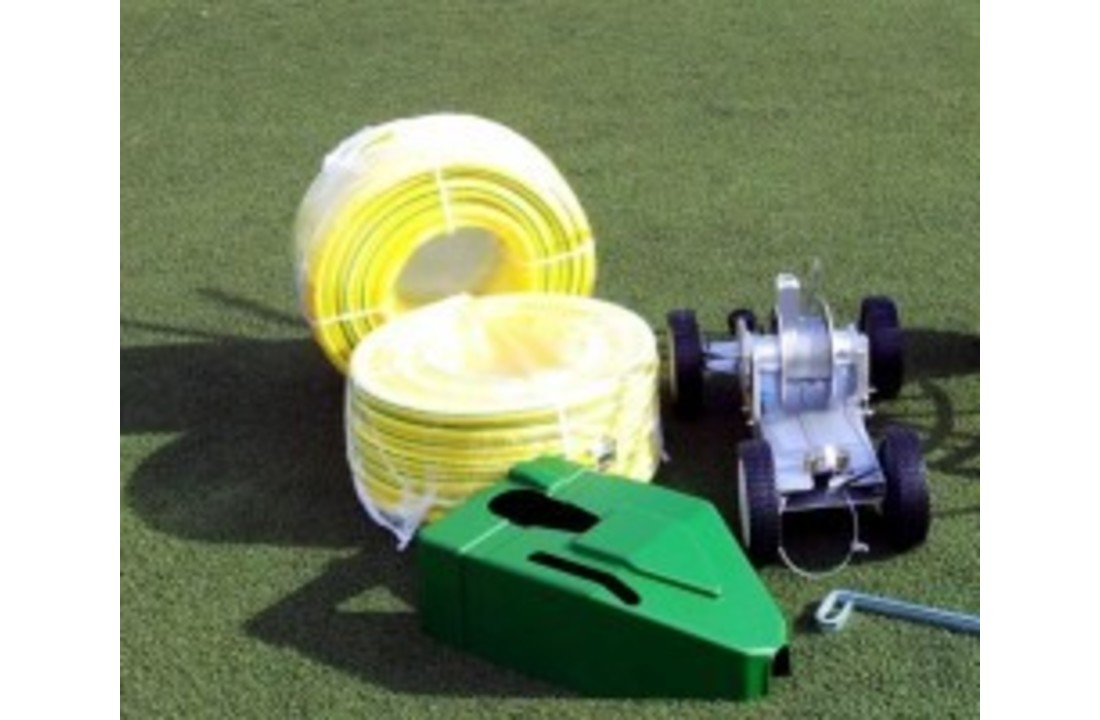 Chariot d'irrigation professionnel King pour terrains de football, comprenant tuyaux et accessoires.