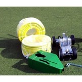 Chariot d'irrigation professionnel King pour terrains de football, comprenant tuyaux et accessoires.
