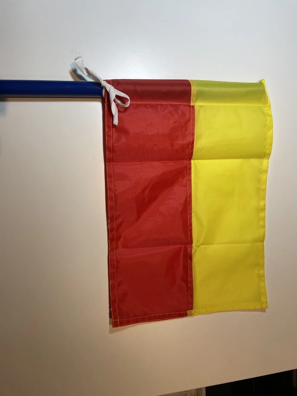 Drapeau de coin lâche ou drapeau de coin jaune rouge