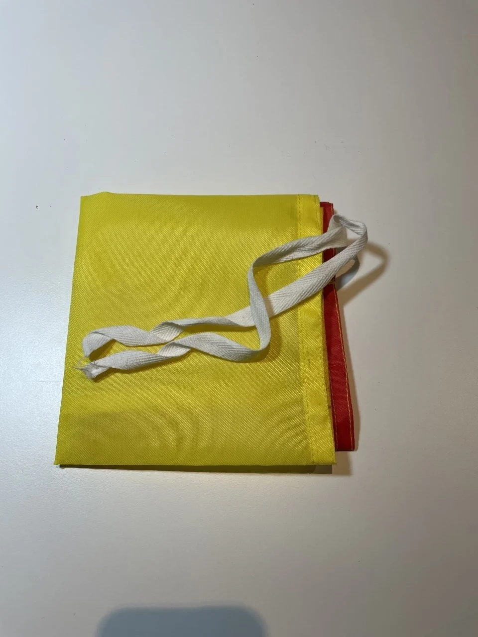 Drapeau de coin lâche ou drapeau de coin jaune rouge