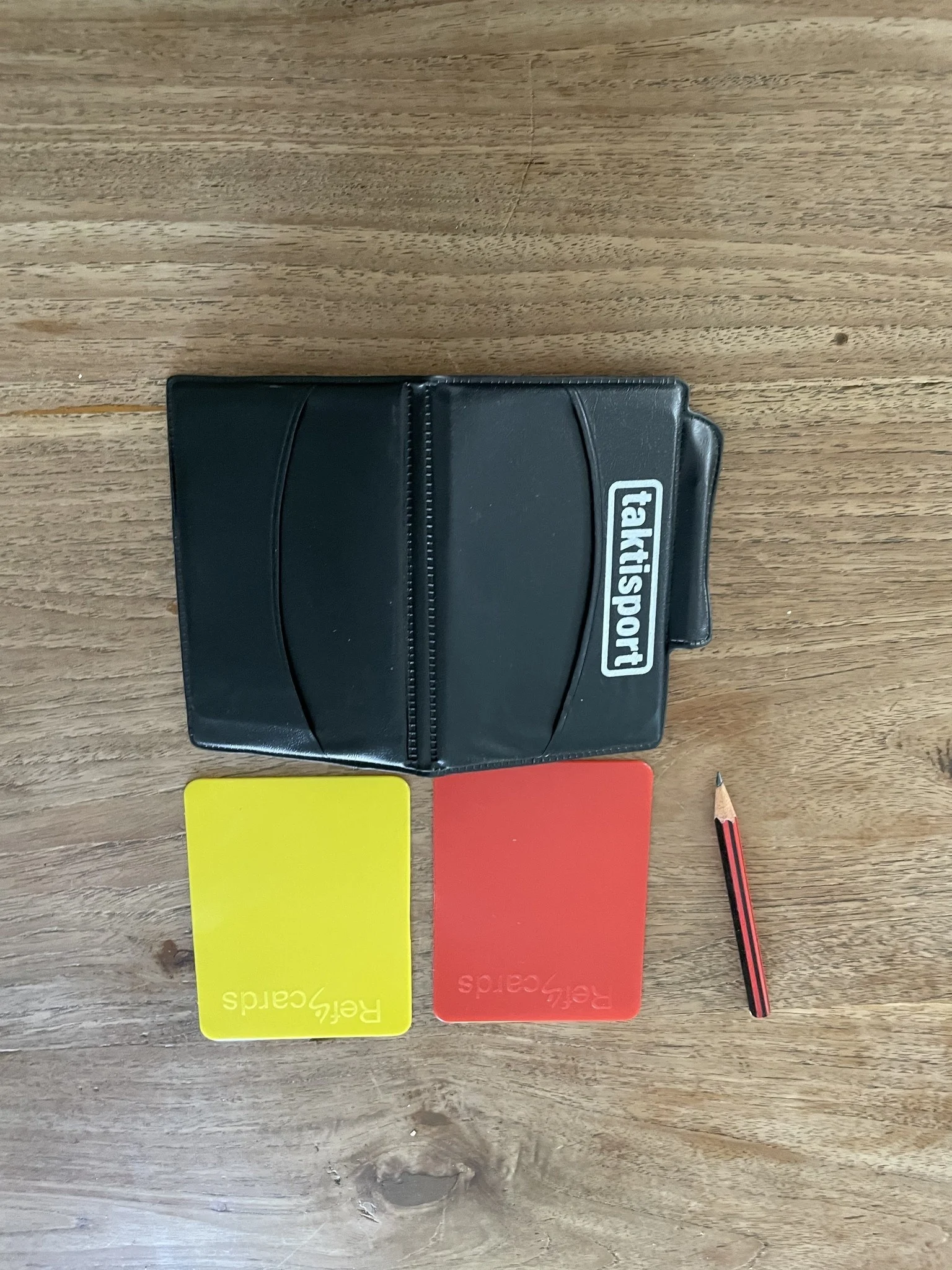 Jeu de cartes inclus : carte rouge, carte jaune et cartes d'allumettes