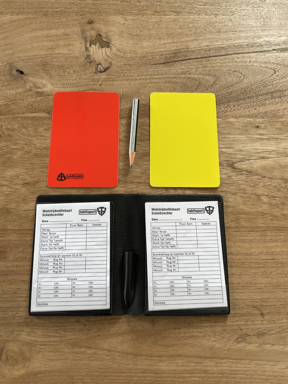 Ensemble de cartes : carte rouge, carte jaune, bloc-notes et crayon