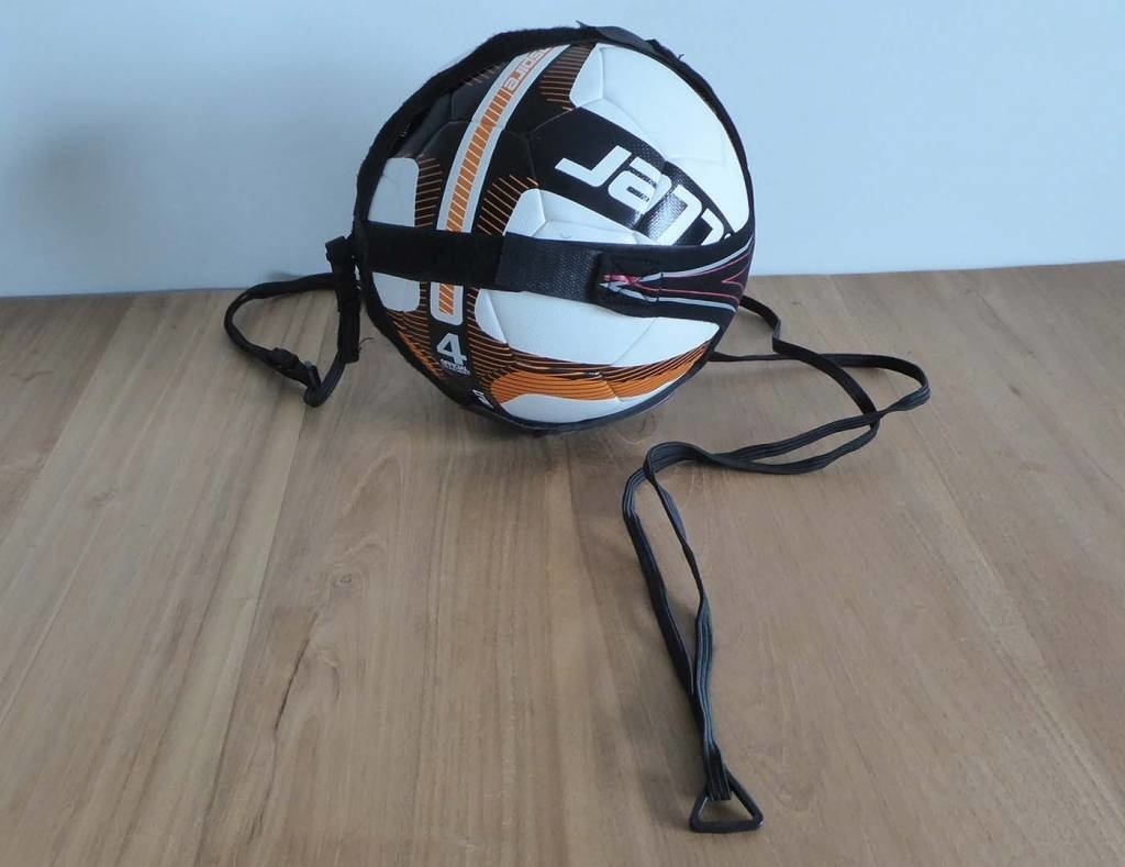 Voetbalvaardigheidstrainer met bal naar keuze en balpomp