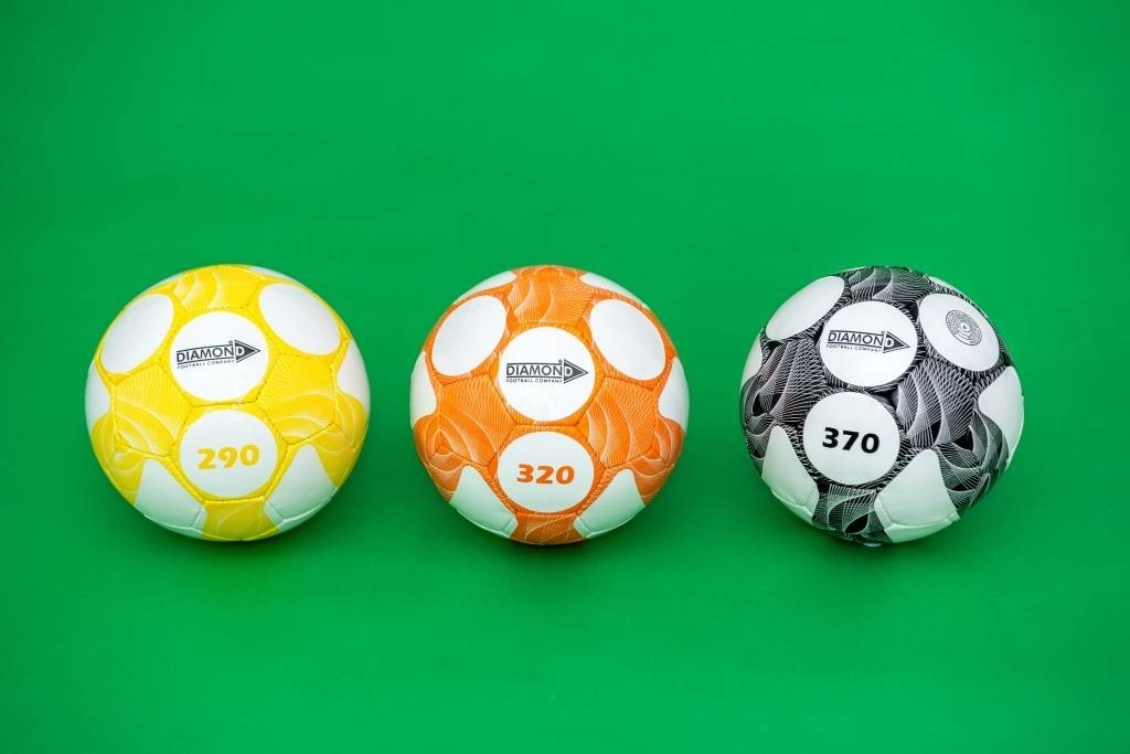 Voetbalvaardigheidstrainer met bal naar keuze en balpomp