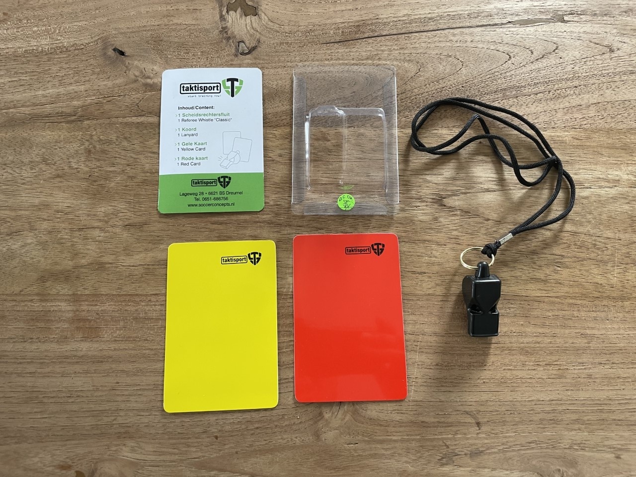 Set d'arbitre : sifflet avec ficelle, carton rouge, carton jaune