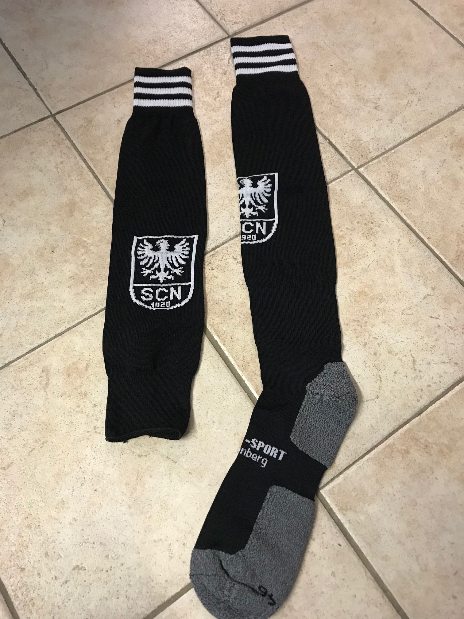 Chaussettes à manches ou chaussettes tubulaires avec logo du club