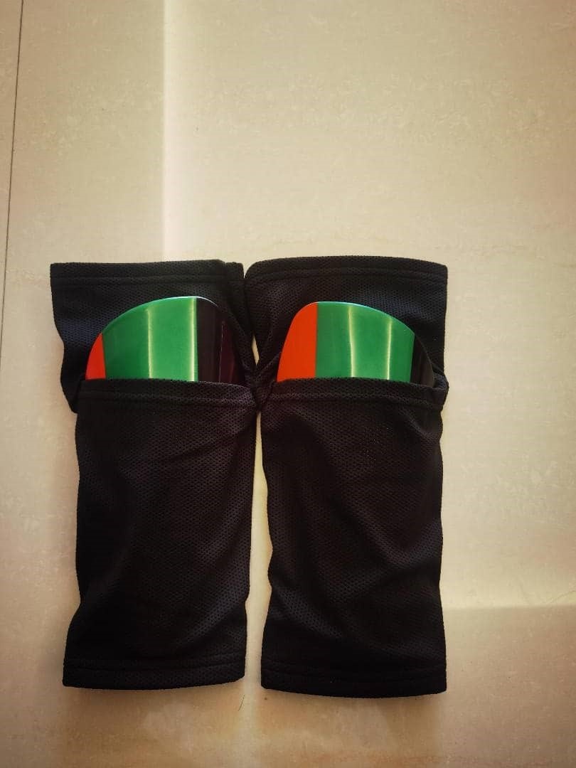 Scheenbeschermers met clublogo en sleeves