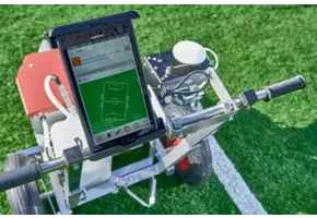 Traçage d'un terrain en gazon artificiel avec un robot de traçage