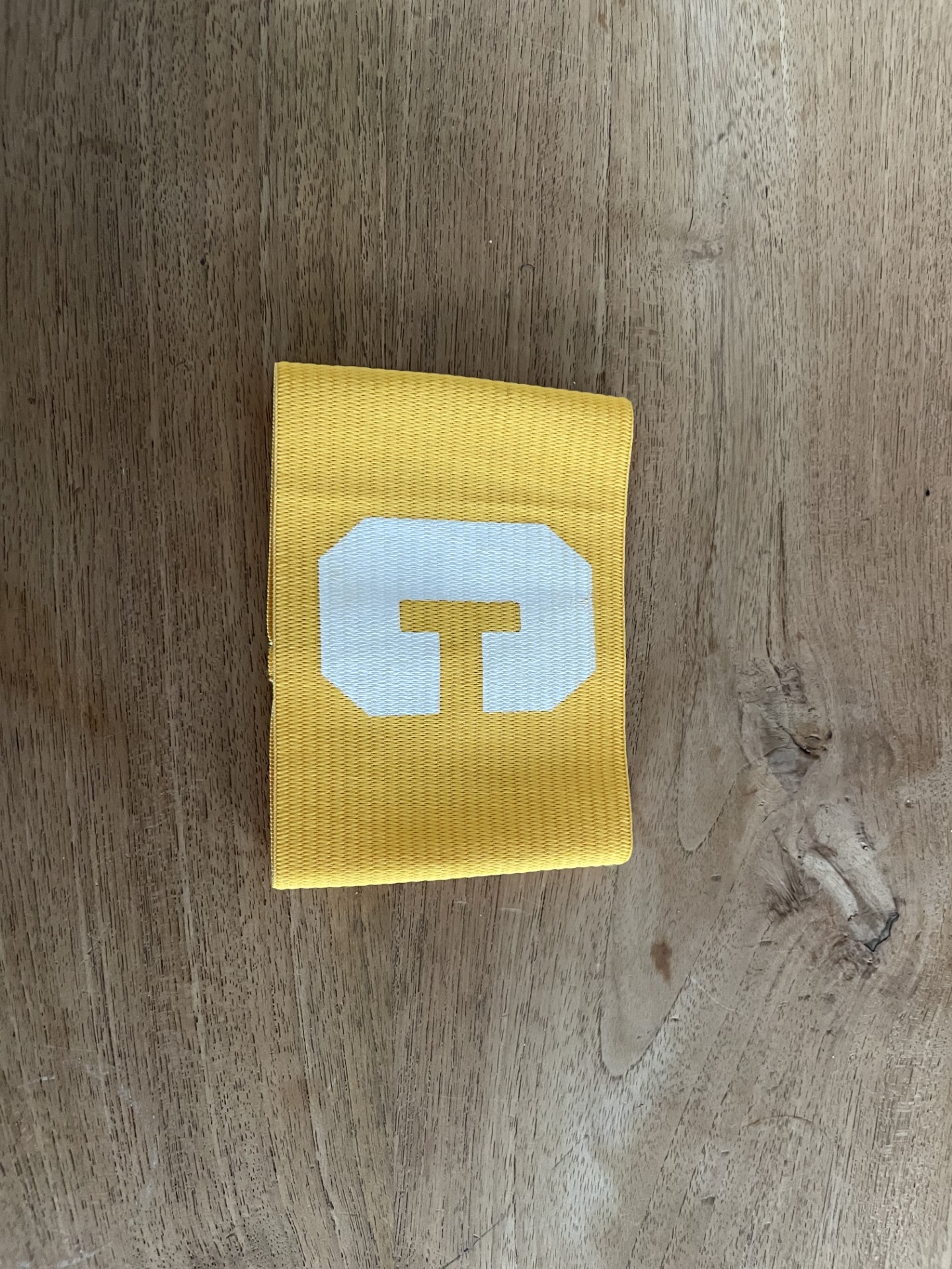 Brassard de capitaine Jaune avec lettre C Blanc