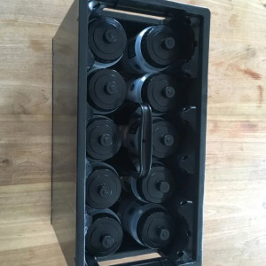 Caisse de bouteilles d'eau noire avec 10 bouteilles d'eau noire