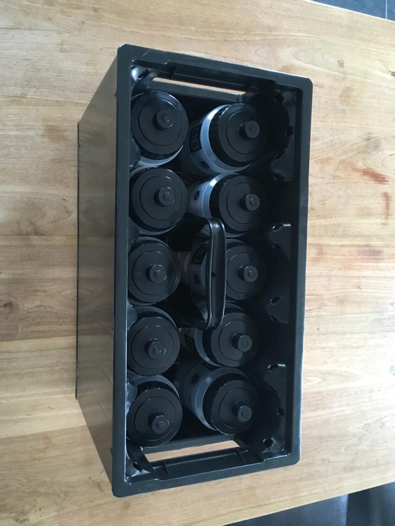 Caisse de bouteilles d'eau noire avec 10 bouteilles d'eau noire
