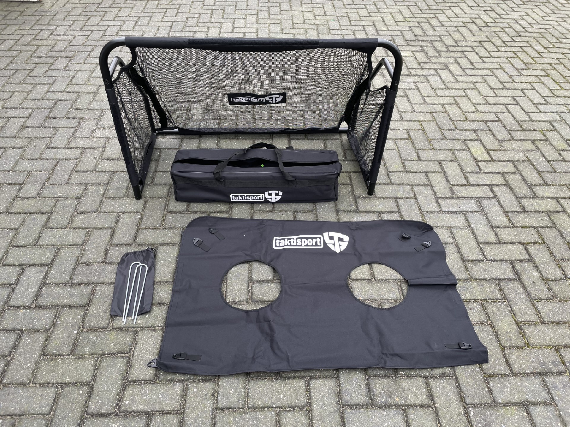 Tuingoal 120cm x 80 cm inclusief doelwand met 2 gaten