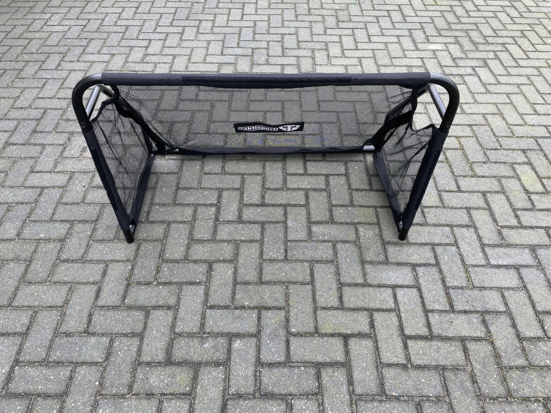 But de football 120cm x 80cm en acier avec filet noir