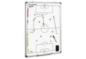 Taktiekbord voetbal 100cm x 75cm met 2 sets genummerde magneten.