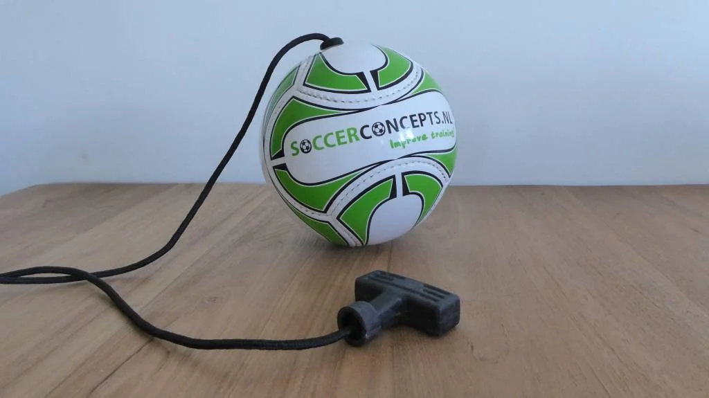 Mini ballon de football: Petit ballon de football (taille 3) sur une corde pour un entraînement sans fin avec sac à dos et pompe