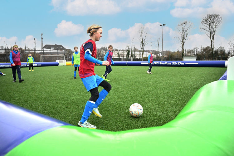 Terrain de football gonflable 22m x 17m pour 4 buts