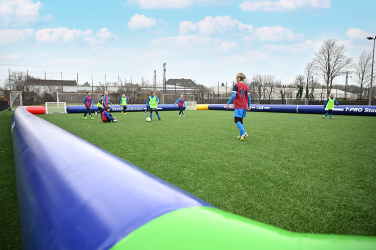 Opblaasbaar voetbalveld 22m x 17m voor 4 doeltjes