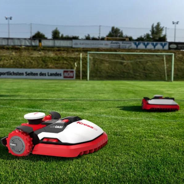 Robotmaaier voor automatisch maaien van 2 voetbalvelden