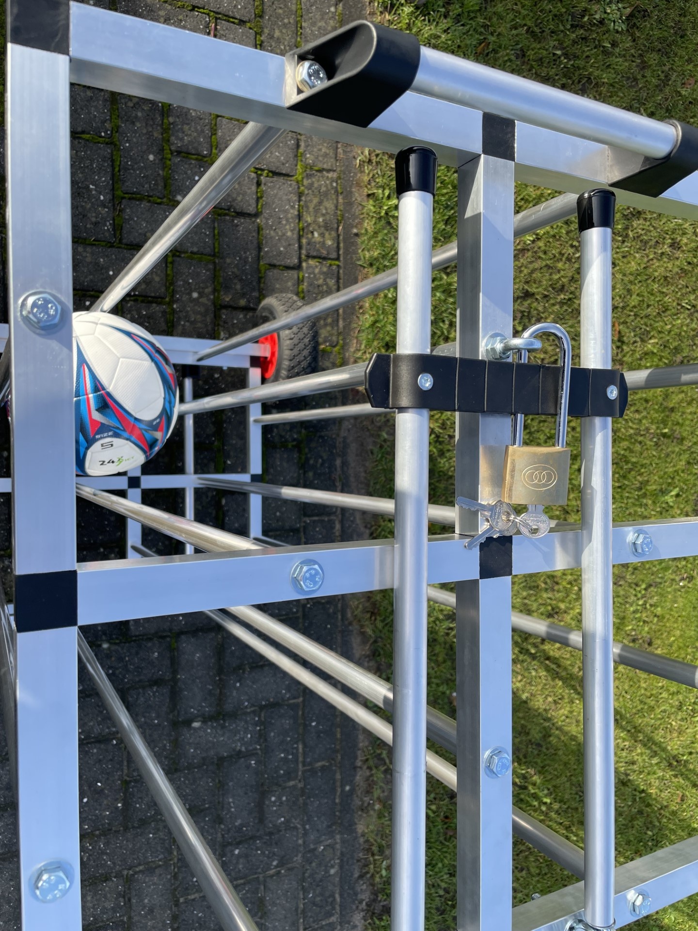 Balcontainer voor 20 korfballen Maat 5