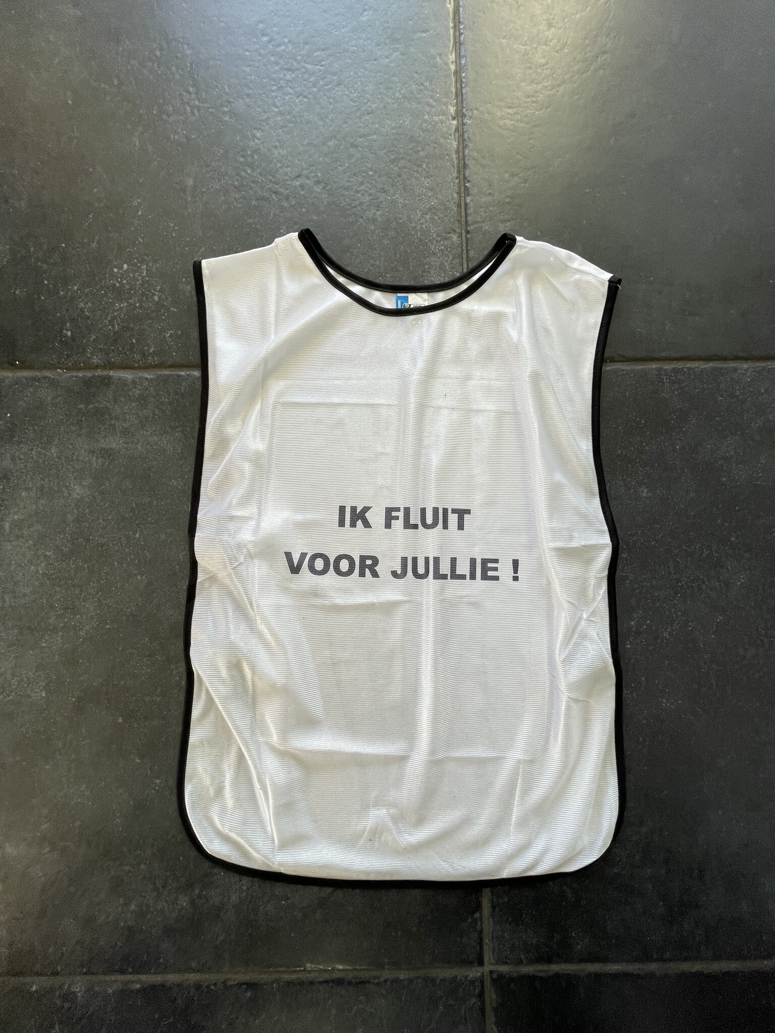Scheidsrechters hesje met opdruk "IK FLUIT VOOR JULLIE"