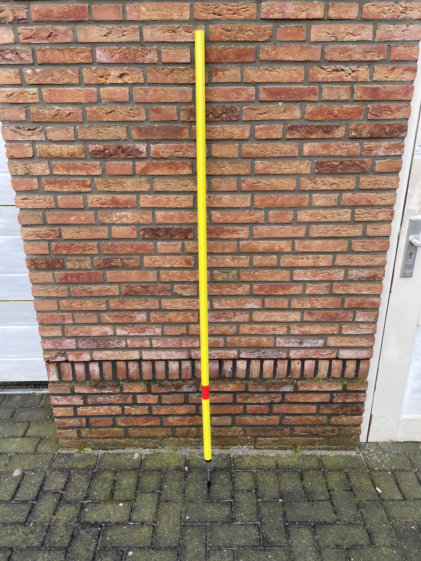 Ensemble de drapeaux d'angle : 4 poteaux jaunes avec drapeau d'angle rouge