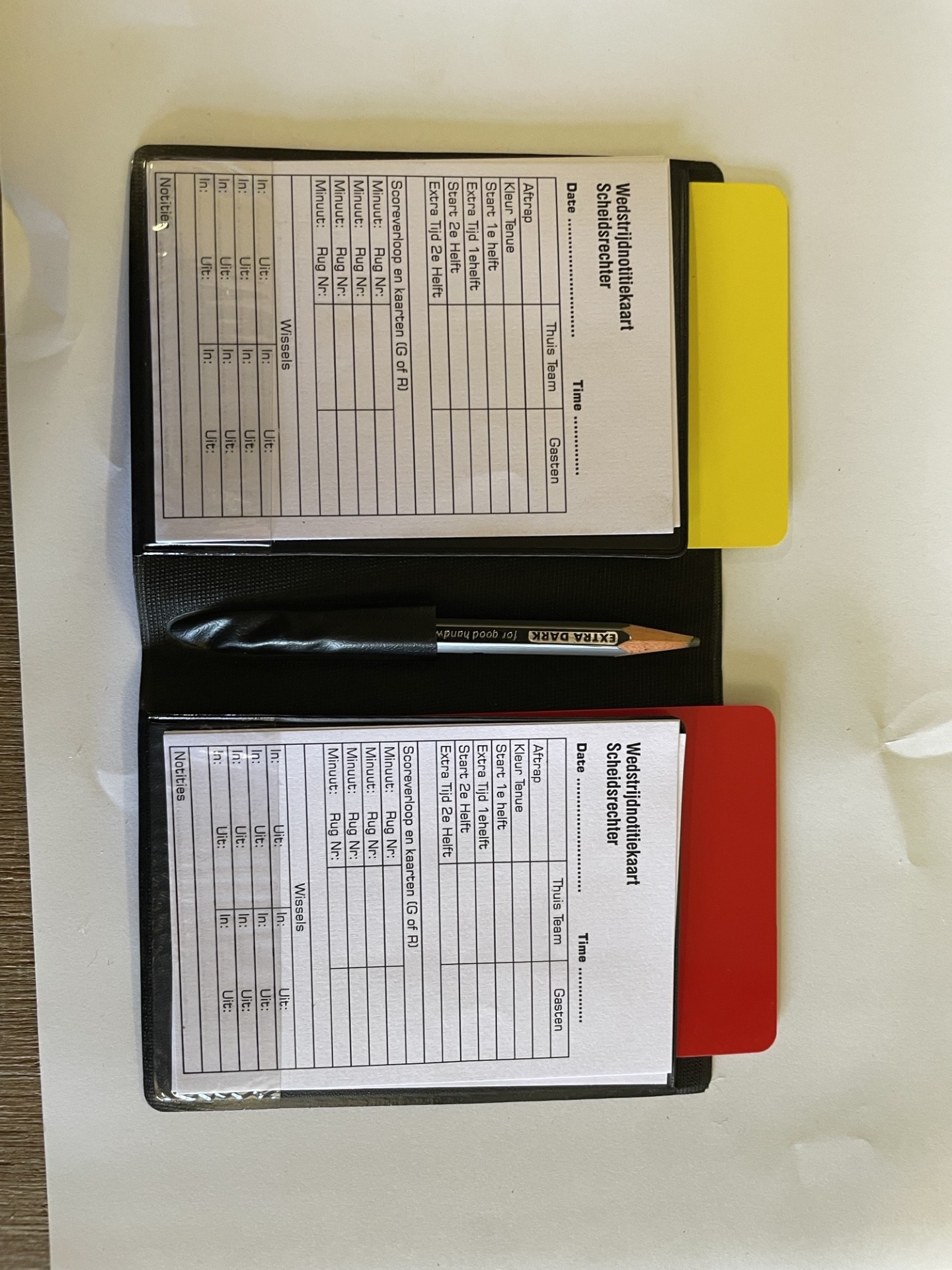 Ensemble de cartes : carte rouge, carte jaune, bloc-notes et crayon