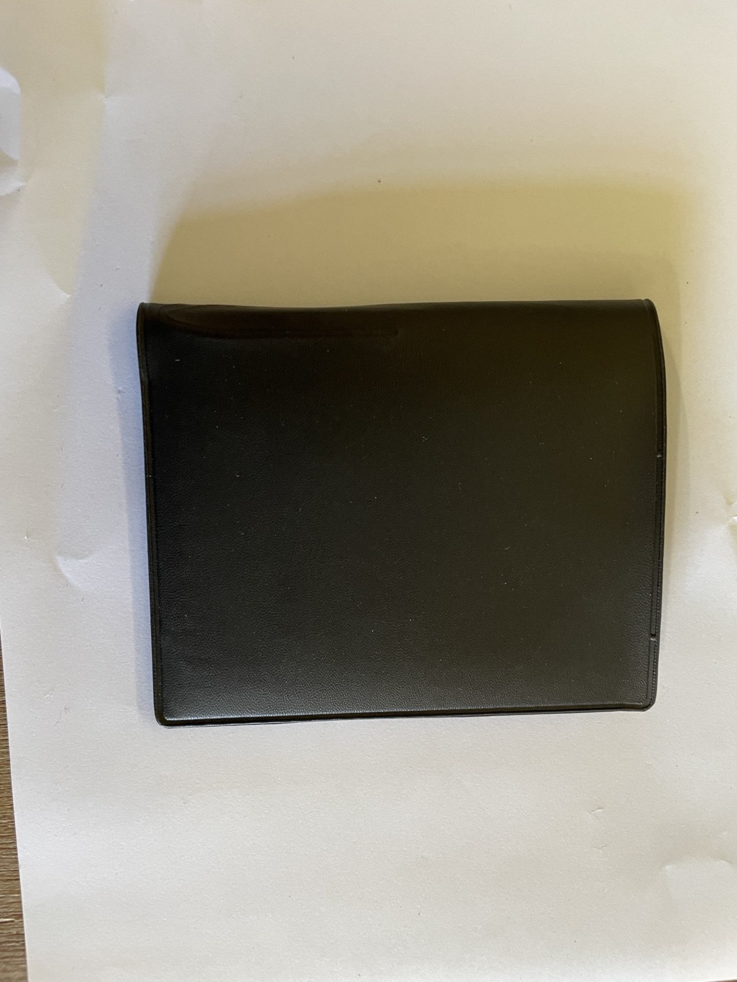 Ensemble de cartes : carte rouge, carte jaune, bloc-notes et crayon