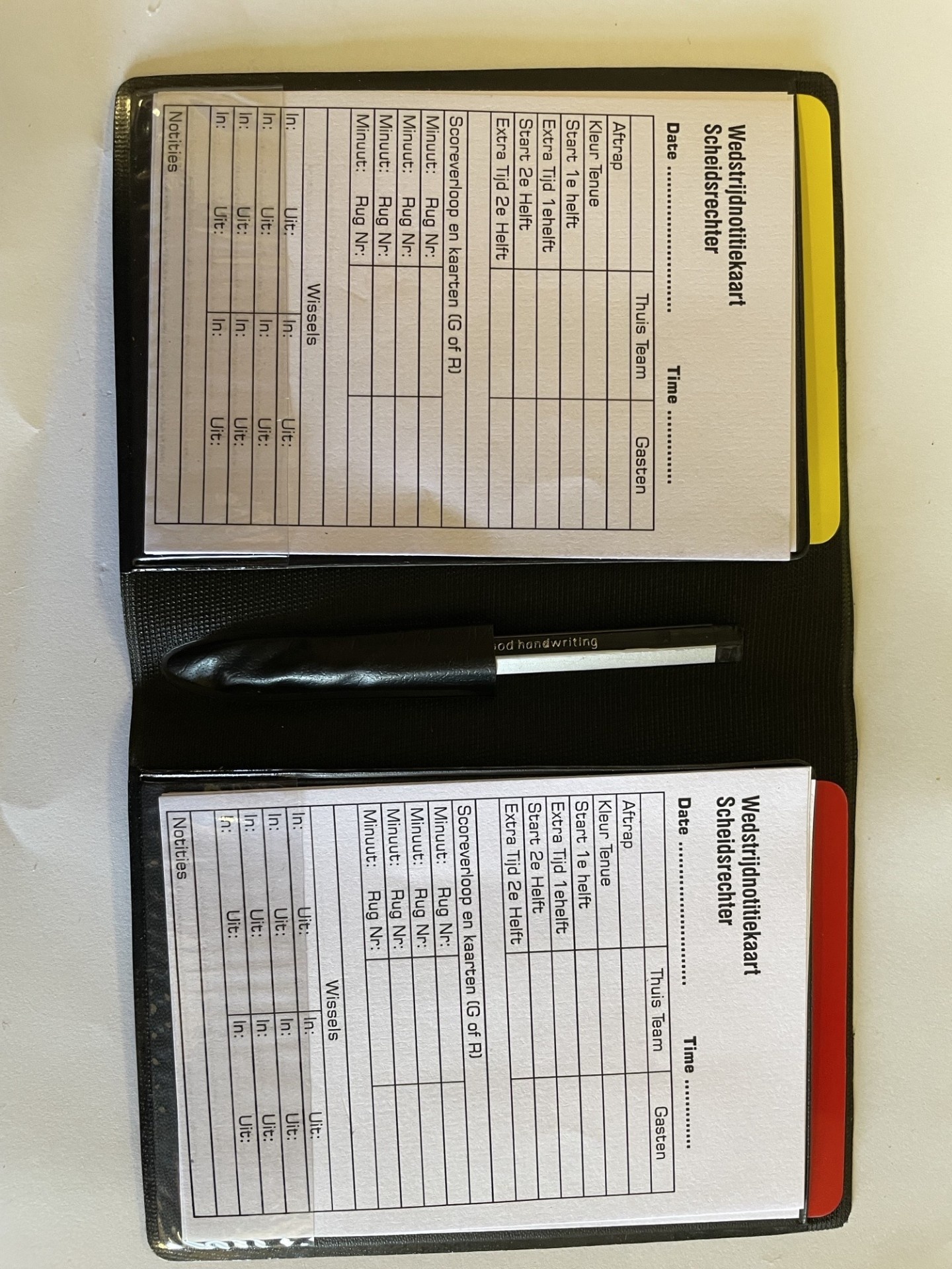 Ensemble de cartes : carte rouge, carte jaune, bloc-notes et crayon