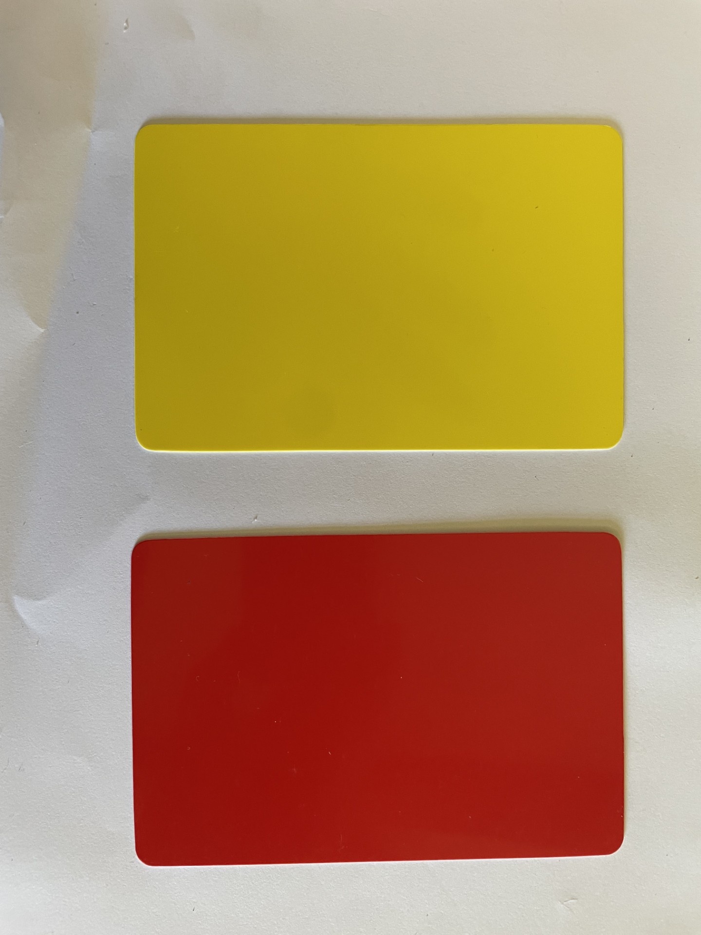 Ensemble de cartes : carte rouge, carte jaune, bloc-notes et crayon