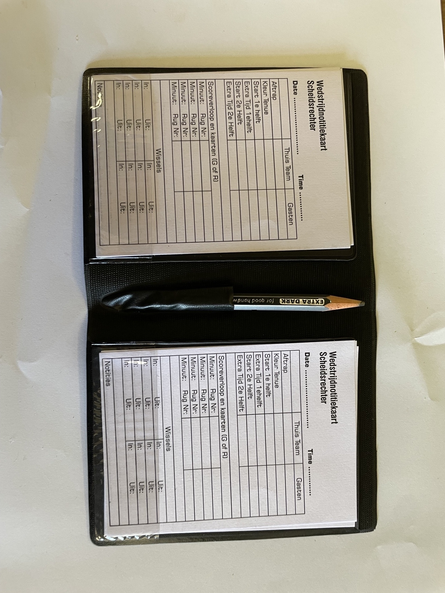 Ensemble de cartes : carte rouge, carte jaune, bloc-notes et crayon