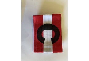 Brassard de capitaine rouge avec imprimé C blanc et noir avec fermeture velcro