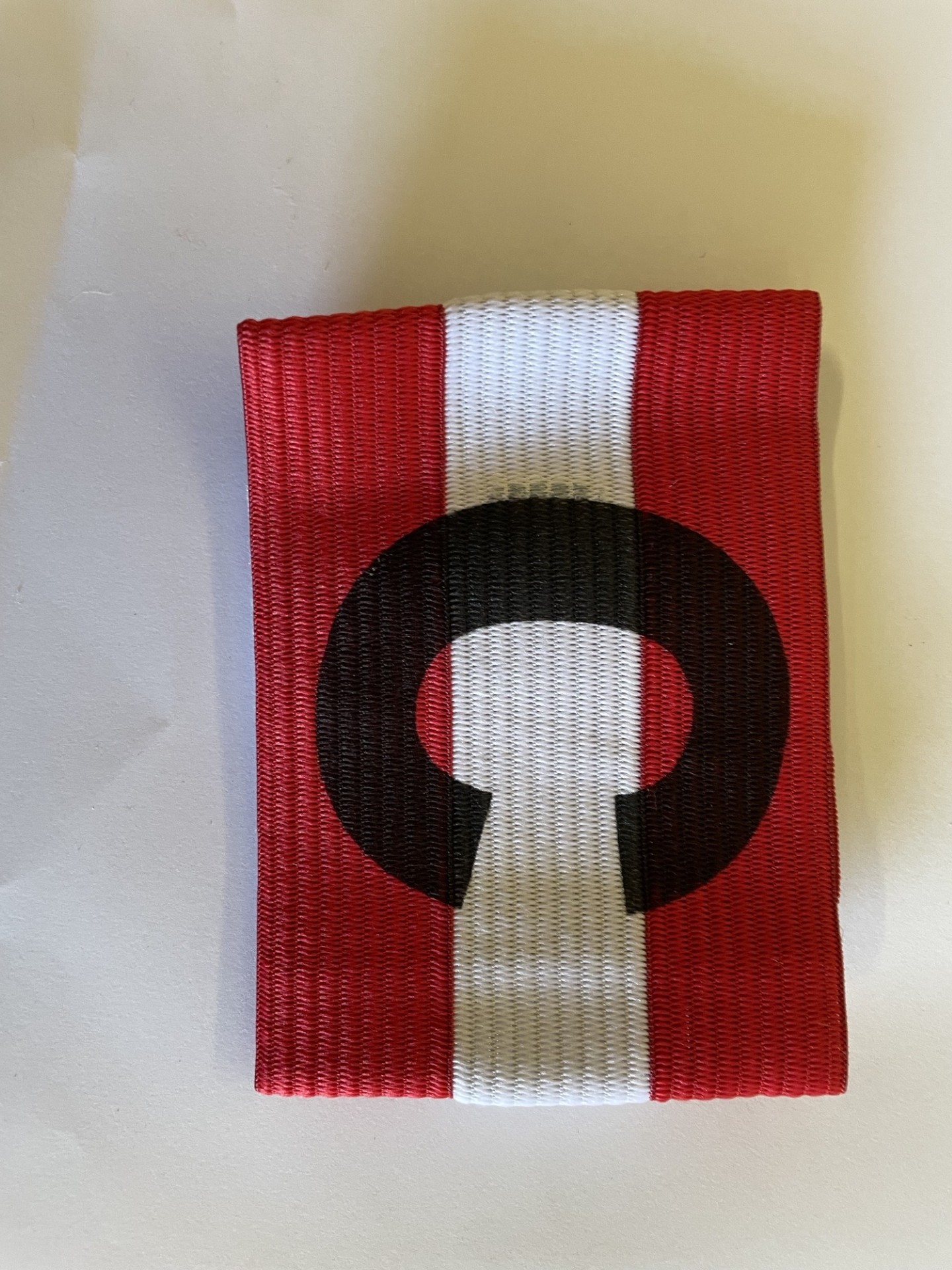 Aanvoerdersband Rood met Wit met opdruk zwarte C met klittebandsluiting