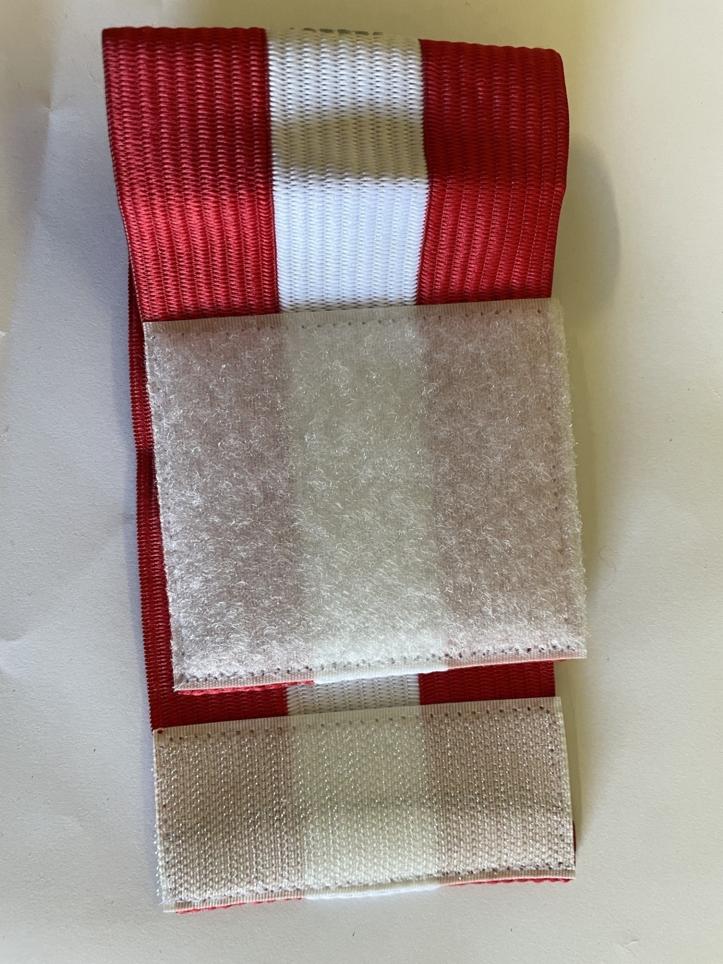 Aanvoerdersband Rood met Wit met opdruk zwarte C met klittebandsluiting