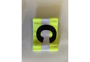 Aanvoerdersband Geel met Wit met opdruk zwarte letter C met klittebandsluiting