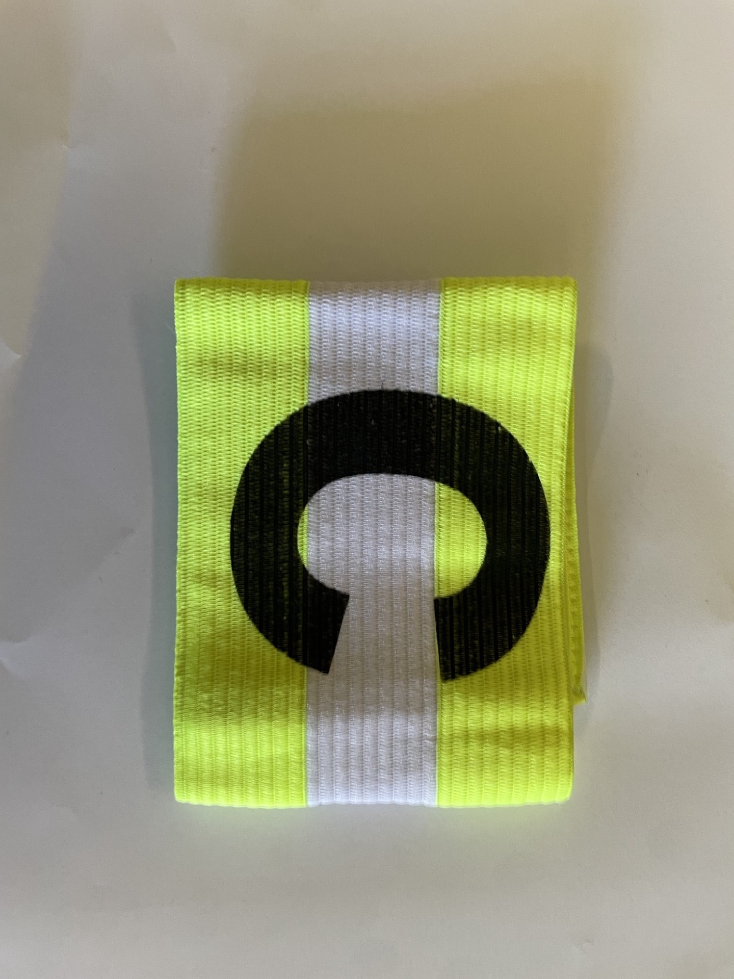 Aanvoerdersband Geel met Wit met opdruk zwarte letter C met klittebandsluiting