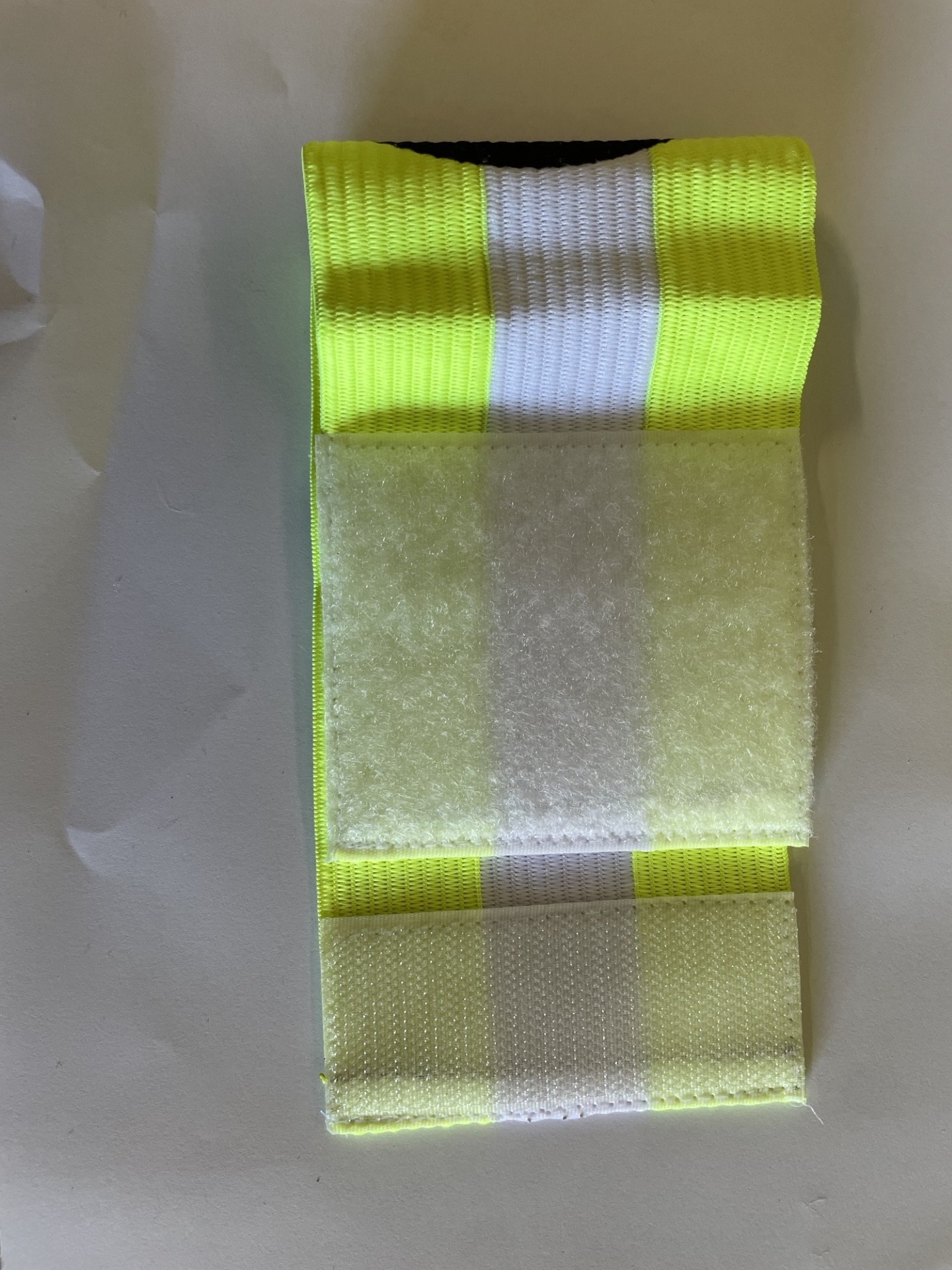 Aanvoerdersband Geel met Wit met opdruk zwarte letter C met klittebandsluiting