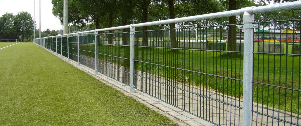 Veldafscheiding voor sportvelden met dubbelstaafmatten