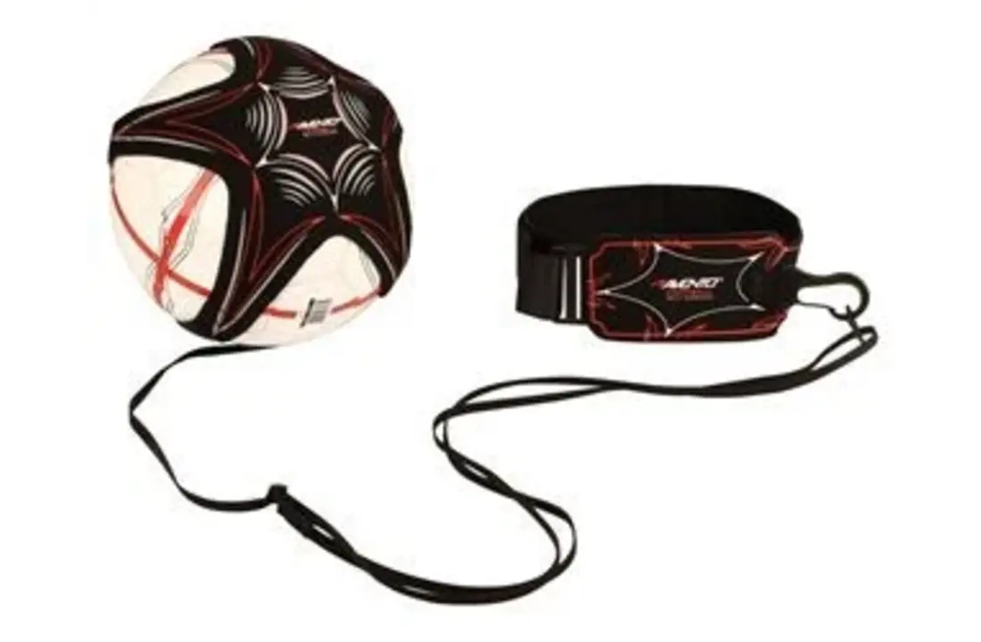 Voetbalvaardigheidstrainer met bal naar keuze en balpomp