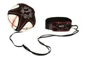 Voetbalvaardigheidstrainer met bal naar keuze en balpomp