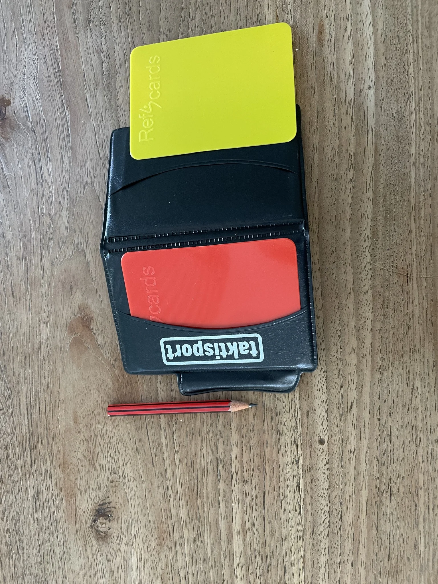Jeu de cartes inclus : carte rouge, carte jaune et cartes d'allumettes