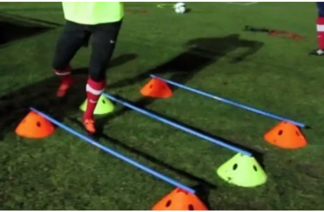 Jeu de haies avec 10 piquets entre 2 chapeaux haut de forme 10x2.